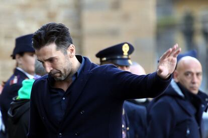 El jugador de la Juventus, Gianluigi Buffon, saluda a su llegada al funeral de Davide Astori.