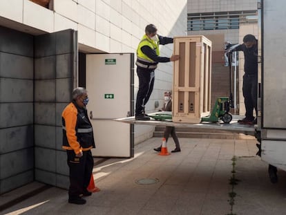 Moment en què es carreguen les darreres obres al Museu de Lleida, el passat 10 de març.