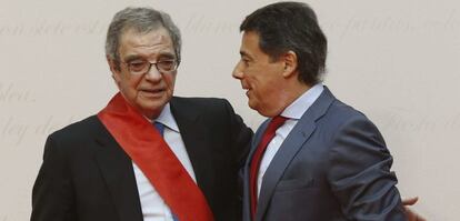 El presidente de Telef&oacute;nica, C&eacute;sar Alierta (i), recibe la Gran Cruz de la Orden del Dos de Mayo de manos del presidente de la Comunidad de Madrid, Ignacio Gonz&aacute;lez (d), durante el acto central de la Festividad del Dos de Mayo, D&iacute;a de la Comunidad de Madrid, celebrado hoy en la Real Casa de Correos.