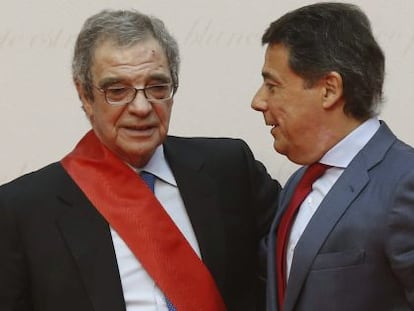 El presidente de Telef&oacute;nica, C&eacute;sar Alierta (i), recibe la Gran Cruz de la Orden del Dos de Mayo de manos del presidente de la Comunidad de Madrid, Ignacio Gonz&aacute;lez (d), durante el acto central de la Festividad del Dos de Mayo, D&iacute;a de la Comunidad de Madrid, celebrado hoy en la Real Casa de Correos.