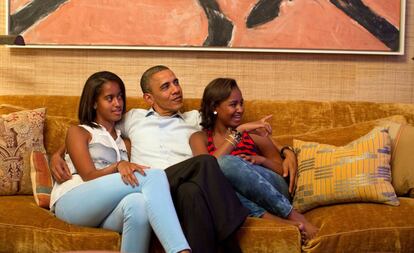 Barack Obama, sentado entre sus dos hijas, siguen por televisión el discurso que Michelle Obama ofreció ante los delegados demócratas en la convención nacional del partido, en septiembre de 2012.