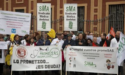 Concentración del Sindicato Médico Andaluz ante la sede de la Junta, este domingo.