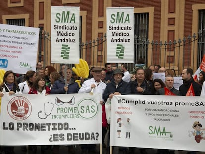 Concentración del Sindicato Médico Andaluz ante la sede de la Junta, este domingo.