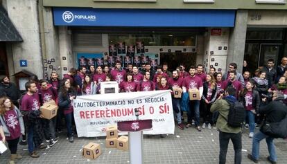 La protesta ante el PP el pasado marzo.