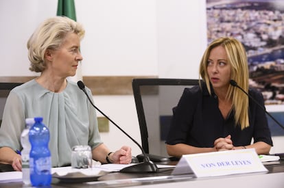 La presidenta de la Comisión Europea, Ursula Von Der Leyen (izquierda) y la primera ministra italiana, Giorgia Meloni, en una reunión durante la crisis migratoria en la isla de Lampedusa (Italia) el 17 de septiembre de 2023.
