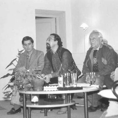 Luis García Montero, Javier Egea y Rafael Alberti, en un acto celebrado en Granada en 1982.