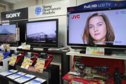 Los televisores, antaño producto estrella de la industria electrónica de Japón, se han convertido en un lastre para gigantes como Sony, Panasonic o Toshiba, asfixiados por la caída de la demanda, la subida de los costes y la competencia de Corea del Sur. EFE/Archivo