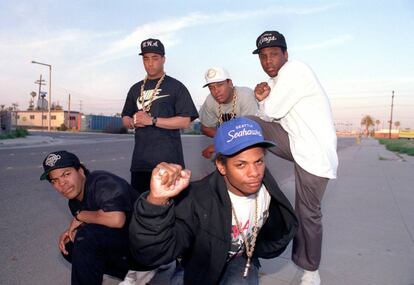 La banda N.W.A.: desde la izquierda, Ice Cube, DJ Yella, Dr. Dre, Mc Ren y, en primera plano, Eazy E, en marzo de 1989.