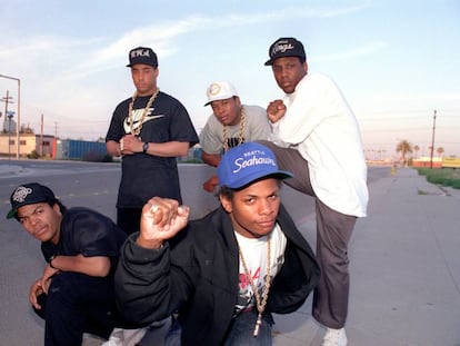 La banda N.W.A.: desde la izquierda, Ice Cube, DJ Yella, Dr. Dre, Mc Ren y, en primera plano, Eazy E, en marzo de 1989.