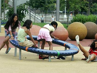 Niños jugando en un parque