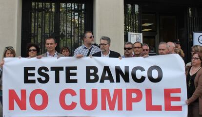 El alcalde de Albal, el socialista Ramón Marí, en la protesta ante el banco.