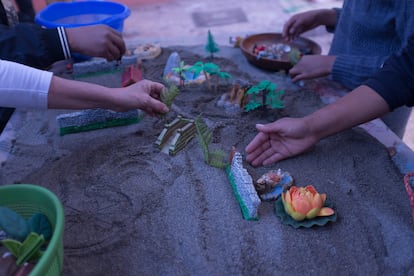 Las figuritas que se utilizan en el 'SandPlay' de la Casita de los Picaflores representan animales, plantas y construcciones propias de la zona. De tal modo que los niños que acuden a los talleres del centro no se sienten extraños al contar sus experiencias a través de estos objetos. 