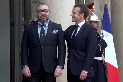 Emmanuel Macron da la bienvenida al Rey de Marruecos Mohammed VI en el Palacio del Elíseo de París, el 10 de abril de 2018.  