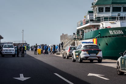 Desplazamiento de cientos de migrantes desde el puerto de La Estaca, en la isla de El Hierro, hacia Tenerife.