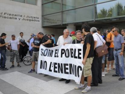 Protesta contra la represión policial frente a la Ciudad de la Justicia.