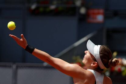 Halep sirve durante el partido ante Mertens.