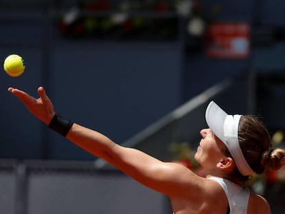 Halep sirve durante el partido ante Mertens.