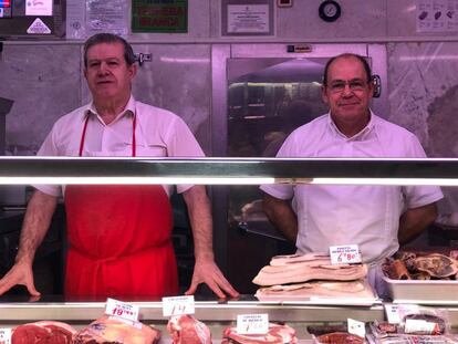 Los hermanos Durán regentan una carnicería desde hace décadas en el mercado de Ondarreta, en Alcorcón.