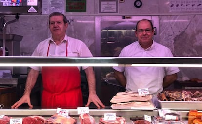 Los hermanos Durán regentan una carnicería desde hace décadas en el mercado de Ondarreta, en Alcorcón.