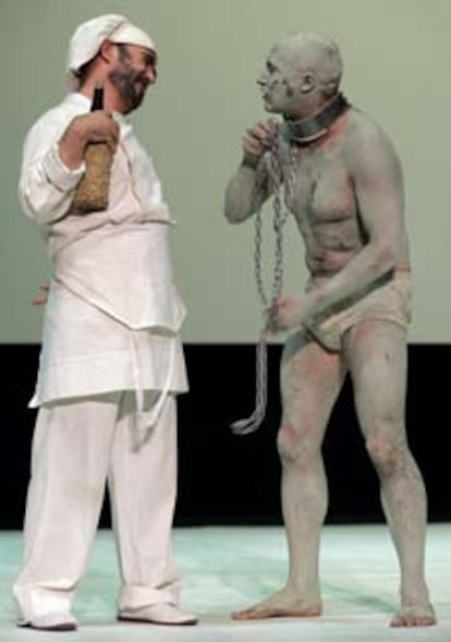 Alex Angulo y Pepe Viyuela, en un ensayo de <i>La tempestad,</i> montaje de Helena Pimenta.