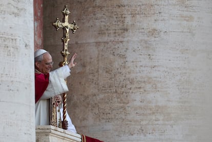 León XIV, saluda durante su primera aparición en la plaza de San Pedro del Vaticano tras su elección como papa. 