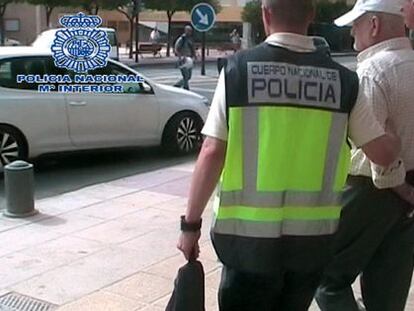 A National Police-supplied photograph of the moment in which Daniel Galv&aacute;n was arrested in Murcia. 