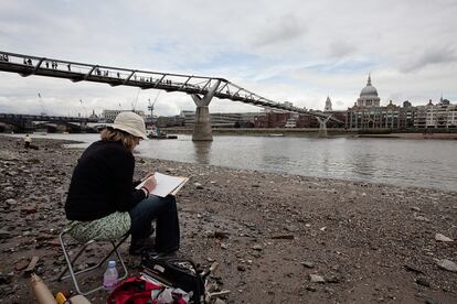 Una pintora en el South Bank del Támesis