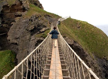Situado en las cercanías de Ballintoy, condado de Antrim, Irlanda del Norte, el puente, hecho de madera y cuerdas, impresiona bastante, pero también sus vistas.