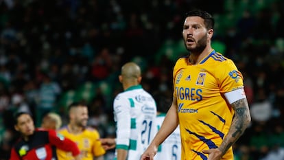 El futbolista de Tigres, André-Pierre Gignac, durante un partido contra Santos Laguna.