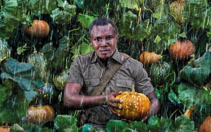 Fotografía de marzo del calendario: 'El guardián de las semillas'. John Kariuki Mwangi, coordinador de Slow Food en Kenia. Tiene 27 años y guarda los cultivos de calabazas en Lare, Kenia.