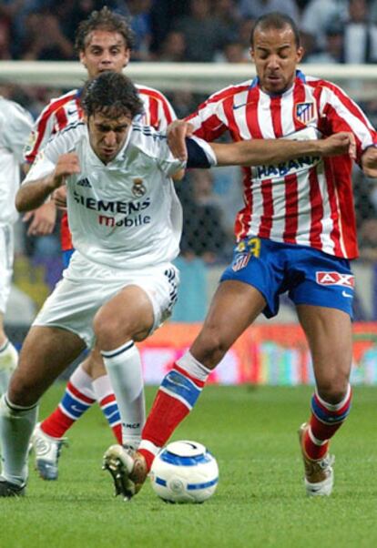 Luccin pugna con Raúl por un balón en un Real Madrid-Atlético de Liga.