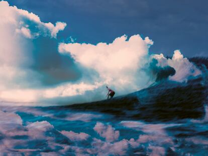 Uno de los participantes en el Mundial de Surf que tuvo lugar en 2002 en Teahupo’o, donde se produce la ola izquierda que los surferos conocen popularmente como “el muro de las calaveras”.