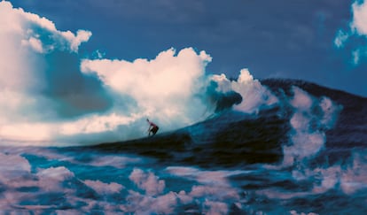 Uno de los participantes en el Mundial de Surf que tuvo lugar en 2002 en Teahupo’o, donde se produce la ola izquierda que los surferos conocen popularmente como “el muro de las calaveras”.