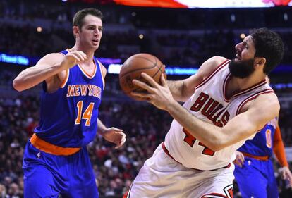 Mirotic, a la derecha, durante el partido contra Nueva York