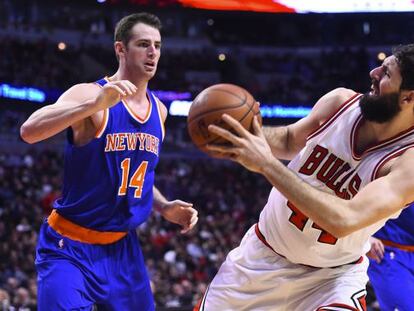 Mirotic, a la derecha, durante el partido contra Nueva York