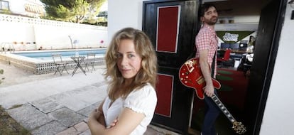 Aitana Luis y Guille Mostaza, cantante de Ellos, en la casa de El Álamo.