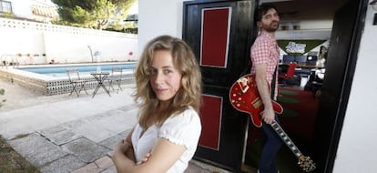 Aitana Luis y Guille Mostaza, cantante de Ellos, en la casa de El &Aacute;lamo.