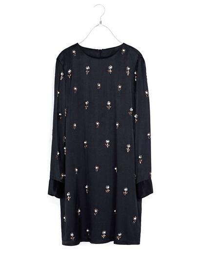 Vestido de satén negro con flores bordadas con pedrería. (Zara, 69,95 euros)