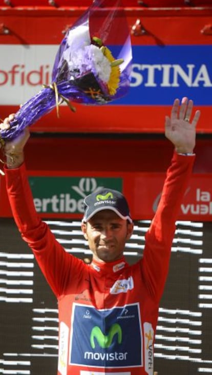 Valverde, en el podio, con el maillot rojo de líder de la Vuelta a España