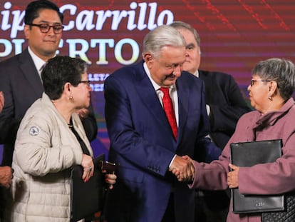 Andrés Manuel López Obrador entregó los primeros completos del Fondo de Pensiones para el Bienestar a trabajadores ya jubilados.