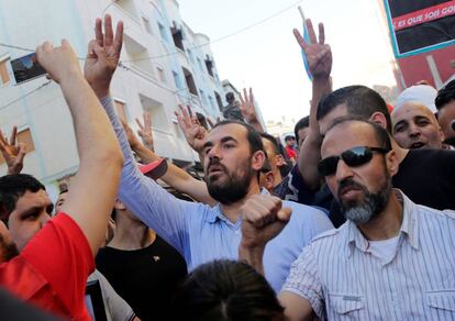 El l&iacute;der del Movimiento que encabeza las protestas en Alhucemas, Nasser Zefzafi (en el centro de la imagen) durante la manifestaci&oacute;n del 18 de mayo.
 