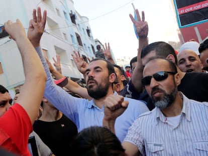 El l&iacute;der del Movimiento que encabeza las protestas en Alhucemas, Nasser Zefzafi (en el centro de la imagen) durante la manifestaci&oacute;n del 18 de mayo.
 