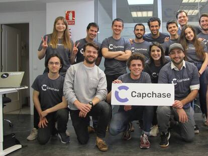 Los fundadores de Capchase con parte de su equipo.