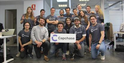 Los fundadores de Capchase con parte de su equipo.