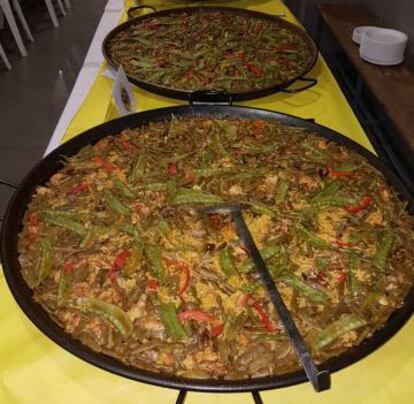 La paella de las peñas del Villarreal, con conejo, guisantes enteros y pimiento.