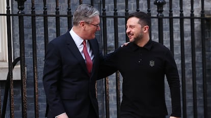 El primer ministro britnico, Keir Starmer, a la izquierda, saluda al presidente ucranio, Volodmir Zelenski, este domingo en Londres.