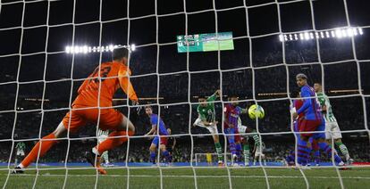 Imagen de un encuentro entre el Betis y el FC. Barcelona en LaLiga.