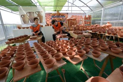 Los participantes en el maratón de cerámica, en el museo de Olosua, han conseguido elaborar 1.715 'katilus' durante 24 horas.