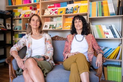 Constanza Recart y Ana María Pávez, socias fundadoras de la editorial Amanuta en la casa matriz en Santiago. 30 de marzo del 2023.