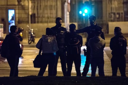 32 zonas básicas de salud en la Comunidad de Madrid contarán con restricciones de movilidad desde este lunes, medida decretada el pasado viernes por el Gobierno regional, para aquellas áreas que cuentan con una incidencia de coronavirus de más de 500 casos por 100.000 habitantes. En la imagen, varios agentes de policía informan a un grupo de personas en el centro de Madrid.